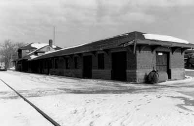 Vue en angle de la Gare Ferroviaire de Canadien Pacifique à Fredericton, 1991. (© Robert Power, 1991.)