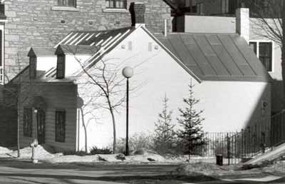 Vue en angle montrant les façades latérale et avant de la maison Rochon, 1989. (© Agence Parcs Canada / Parks Canada Agency, M. Phemister, 1989.)