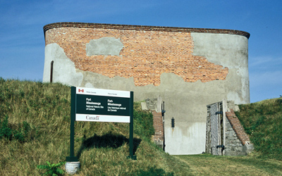 Vue générale du Fort Mississauga qui montre la masse carrée de la tour. © Parks Canada Agency / Agence Parcs Canada.