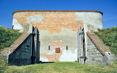 Vue générale du Fort Mississauga qui montre la brique utilisée pour la construction et l'exécution de la tour. © Parks Canada Agency / Agence Parcs Canada.