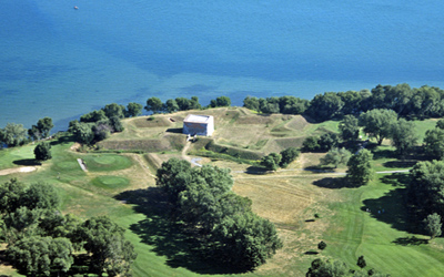 Vue aérienne du Fort Mississauga qui montre l'emplacement stratégique, en bordure du lac, à l'embouchure de la rivière Niagara. © Parks Canada Agency / Agence Parcs Canada.