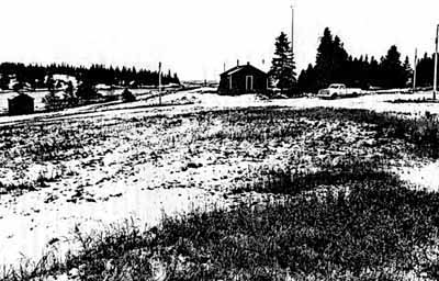 General view of Pic River Site National Historic Site of Canada, showing a portion of the former site of Fort Pic and a small building that houses a well from the Hudson Bay Company occupation. © Parks Canada Agency/Agence Parcs Canada