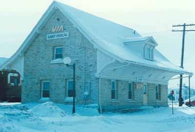 Corner view of Canadian National Railway Station, showing both the front and side façades. (© Cliché Ethnotech inc, 1991.)