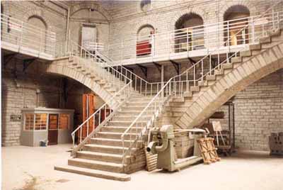 Vue de l’atelier sud, qui montre le grand escalier de la rotonde, 1989. © Travaux publics Canada / Public Works Canada, 1989.