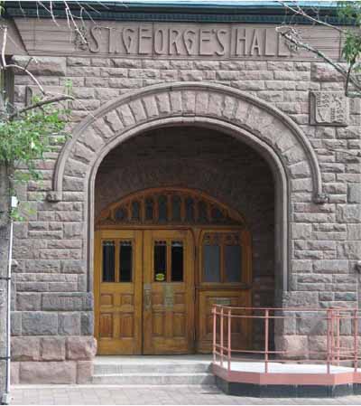 Vue générale du St. George's Hall (Arts and Letters Club), montrant l'entrée, 2005. © Agence Parcs Canada / Parks Canada Agency, D. Hamelin, 2005.