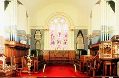 Vue intérieure de l'église anglicane St. Paul, qui montre l'autel et la simple finition intérieure en plâtre, 1994. © Parks Canada Agency / Agence Parcs Canada, 1994.
