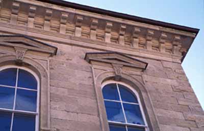 Detailed view of Guelph City Hall, showing its Italianate detailing, including quoins at openings and corners, 1995. © Parks Canada Agency/Agence Parcs Canada, J. Butterill, 1995.