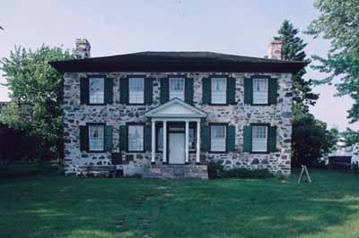 Façade principale de la maison Ermalinger, montrant l'entrée centrale, 1995. © Parks Canada Agency/ Agence Parcs Canada, 1995.