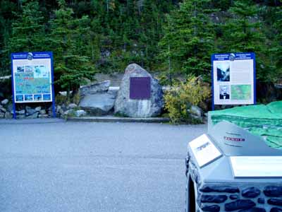Vue générale montrant la plaque. © Parks Canada Agency / Agence Parcs Canada