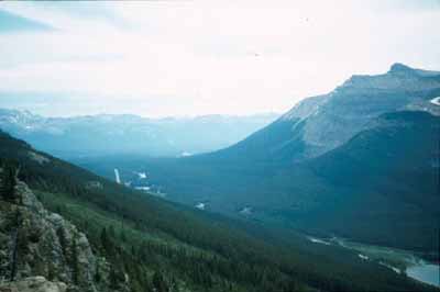 Vue du tronçon final du Col-Kicking Horse, qui montre les montagnes adjacentes et les tunnels en spirale, 1969. © Agence Parcs Canada / Parks Canada Agency, 1969.