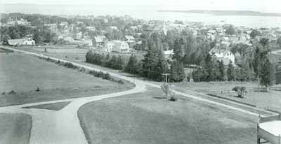 View of St. Andrews Historic District, from the north-east, looking to Passamaquoddy Bay and the Bay of Fundy, c. 1914. © Provincial Archives of New Brunswick /Archives provinciales du Nouveau-Brunswick, P11-189, c. 1914.