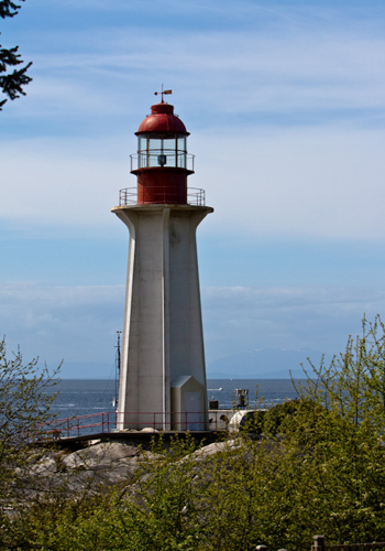 Vue générale du phare de la pointe Atkinson, qui montre la tour tronconique à section hexagonale en béton armé, 2009. © Point Atkinson Lighthouse, Tyler Ingram, 2009.