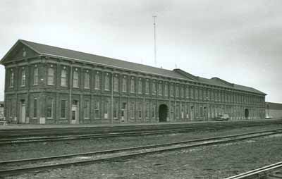 Corner view of Canadian Pacific Railway Station, showing both the front and side facades. (© Parks Canada Agency/Agence Parcs Canada, 1973.)