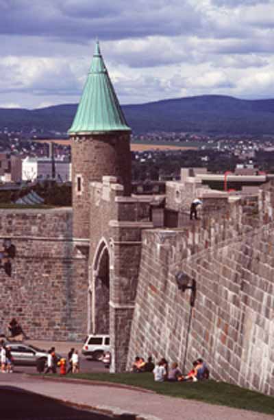 View of the curtain wall at Saint-Jean Gate, part of the Fortifications of Québec National Historic Site of Canada, 1999. © Parks Canada Agency / Agence Parcs Canada, R. Lavoie, 1999.