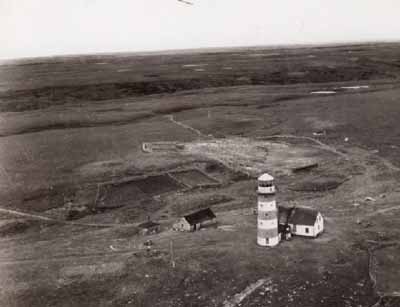 View of Cape Pine Lighthouse, showing l’emplacement très visible sur un cap accidenté, 1944. © Aviation royale du Canada / Royal Canadian Air Force, 1944.