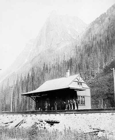 Historic photograph of the Rogers Pass National Historic Site of Canada, showing the isolated wilderness setting, flanked by steep mountains, circa 1980. © Library and Archives Canada - Bibliothèque et Archives Canada / PA-117430, ca./v. 1890.