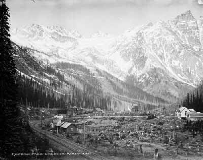 General view of Rogers Pass National Historic Site of Canada, showing the former rail line and facilities, circa 1900-1925. © Albertype Company / Library and Archives Canada - Bibliothèque et Archives Canada / PA - 032019, ca/v. 1900-1925.