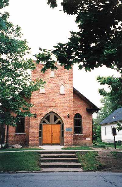 View of the main entrance of Sandwich First Baptist Church, showing its slightly elevated setting set back from the street. © Parks Canada Agency / Agence Parcs Canada.
