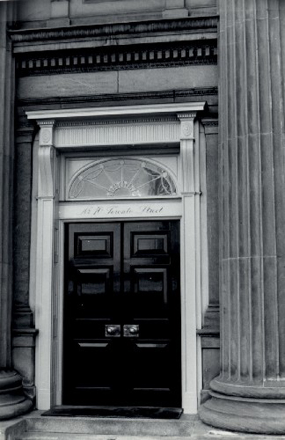 Detail view of the Old Toronto Post Office / Old Bank of Canada, showing one of four, engaged Ionic columns. © Agence Parcs Canada / Parks Canada Agency