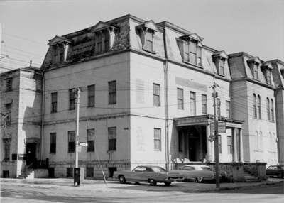 Corner view of the Bank of Upper Canada Building with its stone exterior, with rusticated masonry on the foundation and smooth-dressed stonework on the upper storeys, 1970s. © Parks Canada Agency / Agence Parcs Canada, 1970s.