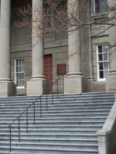 View showing location of the HSMBC plaque at the entrance to Colonial Building (Old House of Assembly) © Parks Canada / Parcs Canada, 2007
