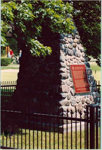 Battlefield of Fort George National Historic Site, showing the HSMBC cairn and plaque marking the north east corner of the battle site, 1989. © Parks Canada Agency/Agence Parcs Canada, 1989
