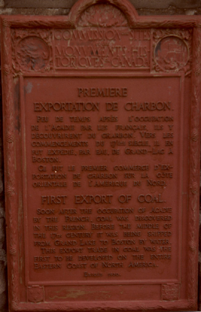 This plaque commemorates the export of coal by the french to Boston. (© Parks Canada / Parcs Canada, 1983)