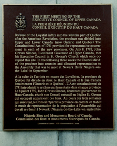 Vue en détail de la plaque CLMHC sur l'édifice Whig Standard en Kingston, ON © Parks Canada / Parcs Canada, 1989