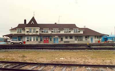 Vue de l'arrière de la gare ferroviaire, 1991. (© Murray Peterson, 1991.)