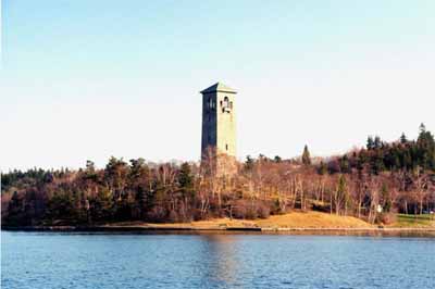 Panoramic view of the Memorial Tower emphasizing its prominent location on a rise of land in Sir Sandford Fleming Park, overlooking downtown Halifax, 2007. © Halifax Regional Municipality \ Region Municipal de Halifax 2007