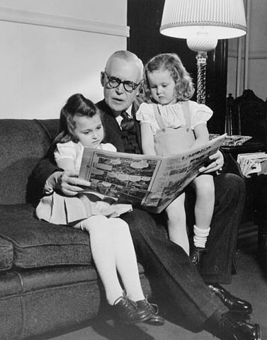 Louis Saint-Laurent with his grand children at an Easter family gathering. © Herbert L. McDonald/Library and Archives Canada/ a125907