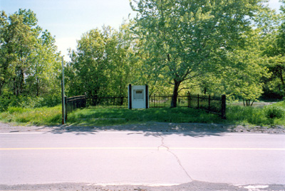 Location of 1989 plaque, plaque has been taken. (© Parks Canada Agency / Agence Parcs Canada, 1989.)