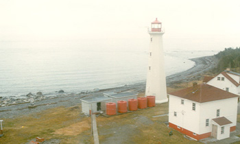 Façade of the Light Tower, showing the gallery guardrail and the red-painted, multi-sided, metal lantern, 2000. © Transport Canada / Transports Canada, 2000.