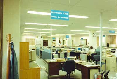 Vue de l'intérieur du bâtiment 86, quartier général de la base, BFC Winnipeg-Nord, 1996. © Department of National Defence / Ministère de la Défense nationale, 1996.