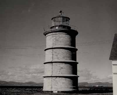 General view of the Lighthouse, showing the stone masonry construction of smooth, dressed ashlar stone, circa 1975. © Transport Canada / Transports Canada, circa/vers 1975.