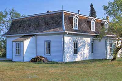 Corner view of the Officers' Quarters, showing the mansard roof with its dormer windows, 2003. © Agence Parcs Canada / Parks Canada Agency, M. Fieguth, 2003.