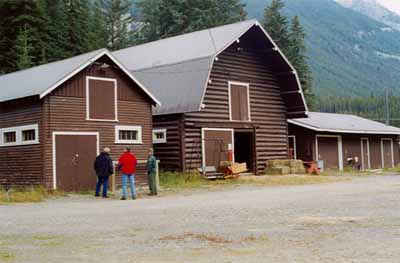 Side view of facade, 1999. © Cultural Resource Services, Calgary, 1999.