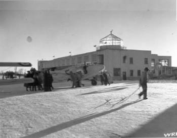 Vue générale du bâtiment 51, qui montre son profil à toit plat avec la ligne de toiture en gradins du côté ouest et la disposition régulière des fenêtres, vers 1939. (© National Archives of Canada / Archives nationales du Canada, ca. 1939.)