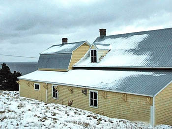General view of the rear of the Charles Philip Bartlett House emphasizing the roof line with its bell-shaped eaves, 2000. © Parks Canada Agency / Agence Parcs Canada, A. L’Italien-Savard, 2000.