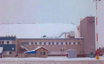 Vue de l'extérieur du hangar 6, qui montre les long bandeaux de fenêtres horizontaux, 2006. © Department of National Defence / Ministère de la Défense nationale, 2006.