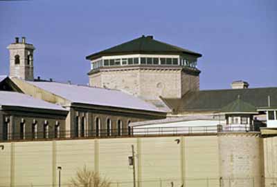 View of the central block of Kingston Penitentiary, showing the central octagonal drum and dome, 1994. © Parks Canada Agency / Agence Parcs Canada, J. Butterill, 1994.