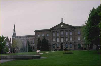 Vue en angle montrant la façade avant du lieu historique national du Canada du Palais-de-Justice-des-Comtés-de-Leeds-et-de-Grenville. (© Parks Canada Agency / Agence Parcs Canada)