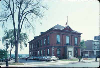 Corner view of the York County Court House, 1992. (© Agence Parcs Canada - Parks Canada Agency, 1992.)