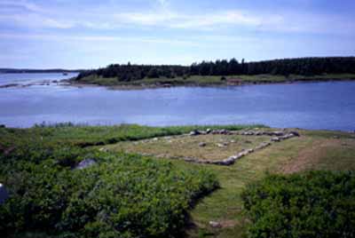 View of Grassy Island Fort, showing the remains of a building, 2001. © Parks Canada Agency / Agence Parcs Canada, P. Kell, 2001.