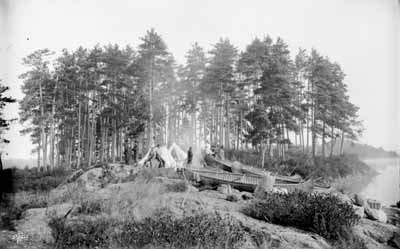 Robert Bell's party in camp © Geological Survey of Canada / Bibliothèque et Archives Canada / Library and Archives Canada / PA-039942