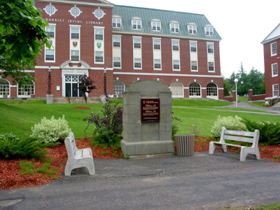 Vue de la plaque « Poets' Corner » à la université Nouveau-Brunswick © Parks Canada / Parcs Canada, 2004