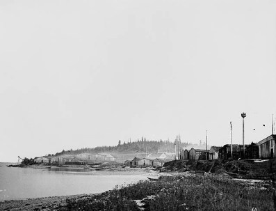 Indian Village at Hudson Bay Post, Fort Rupert, B.C. (© Bibliothèque et Archives Canada / Library and Archives Canada / C-3367093)