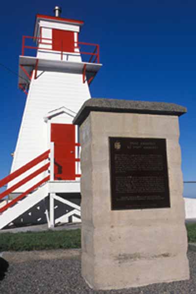 Vue du monument et de la plaque de la Commission des lieux et monuments historiques du Canada identifiant le fort Amherst, 1984. (© Parks Canada Agency / Agence Parcs Canada, I.K. MacNeil, 1984.)