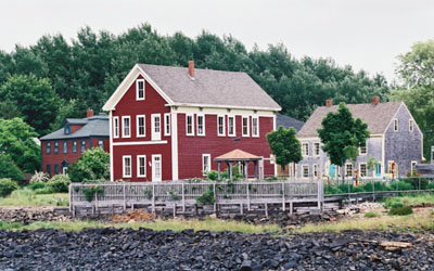 General view of Annapolis Royal Historic District, showing the harmonious design elements, including wood siding, gable roofs, verandahs and projecting bays. © Parks Canada Agency / Agence Parcs Canada, Ian Doull.