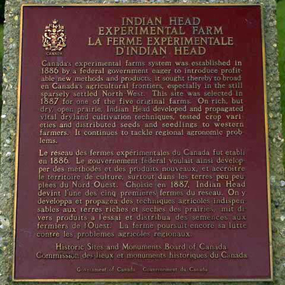 La plaque de la CLMHC à la station recherche d'Indian Head, SK © Parks Canada / Parcs Canada, 1989